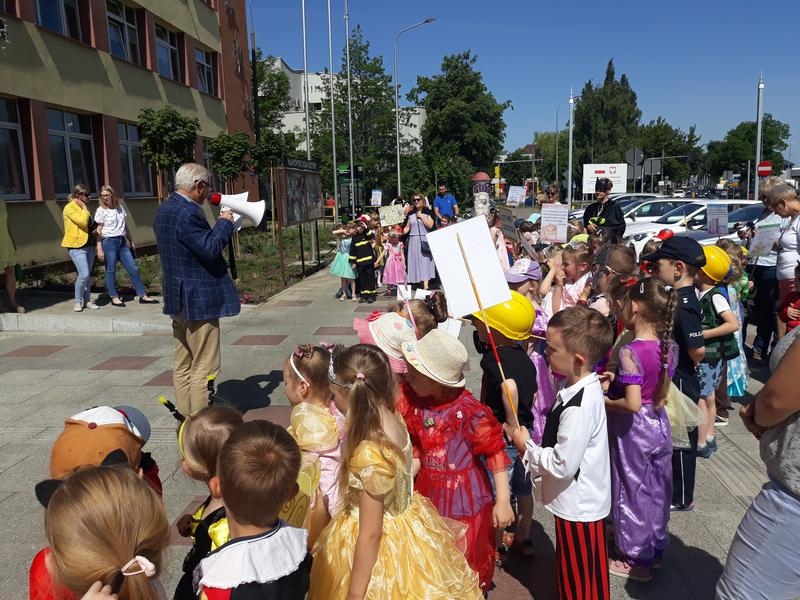 dzieci przed Urzędem Miasta Hajnówka, słuchające Pana Burmistrza