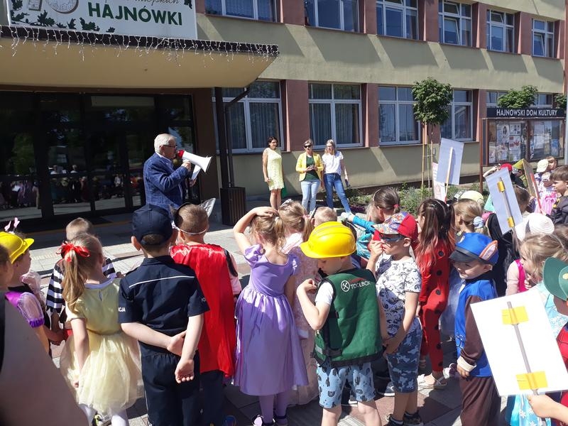 dzieci przed Urzędem Miasta Hajnówka, słuchające Pana Burmistrza