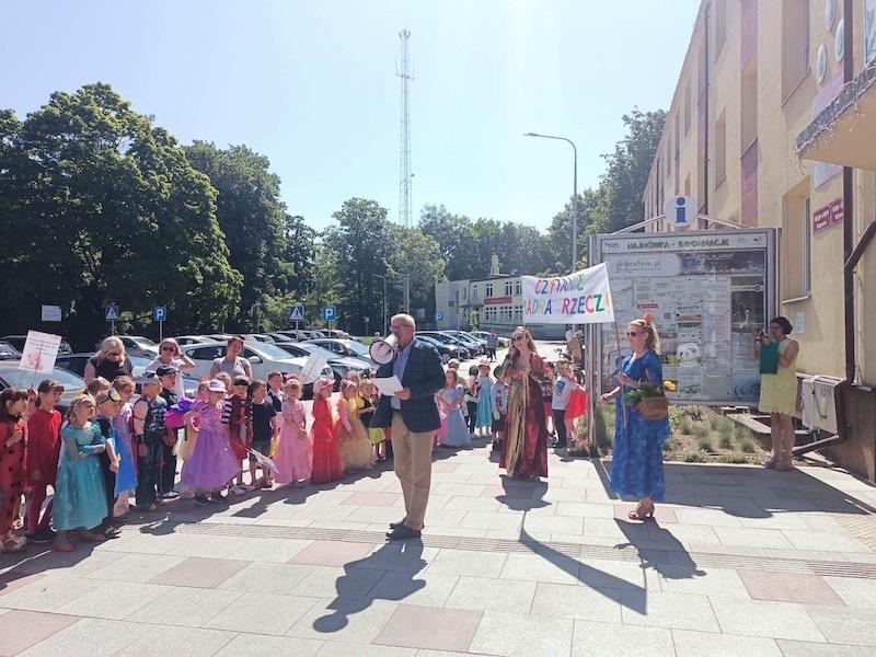 dzieci przed Urzędem Miasta Hajnówka, słuchające Pana Burmistrza