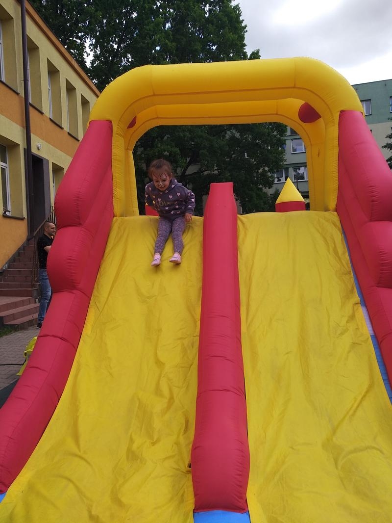 dzieci na dmuchańcach