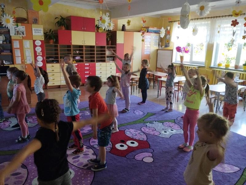 Zabawy w ogrodzie przedszkolnym