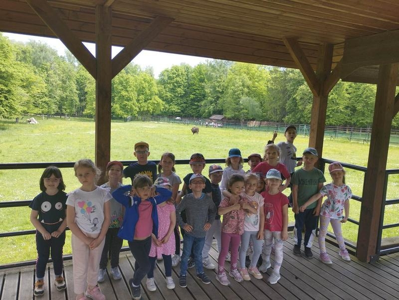 dzieci spacerujące po alejce rezerwatu