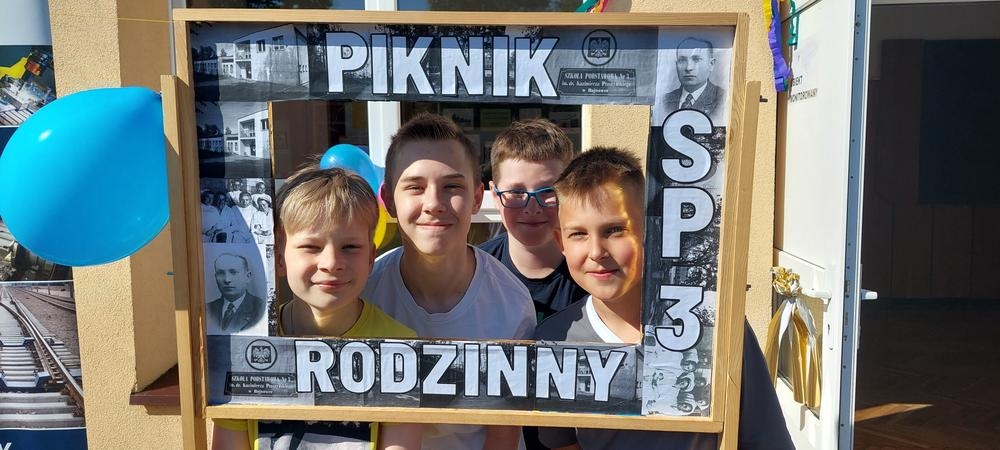 chłopcy pozują do wspólnego zdjęcia