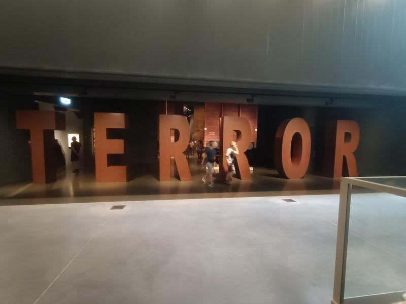 W muzeum przy napisie TERROR
