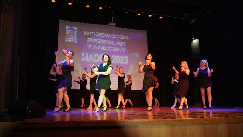 Uczestnicy zajęć Tańca Towarzyskiego biorących udział w Wojewódzkim Przeglądzie Tanecznym HADEK 2023