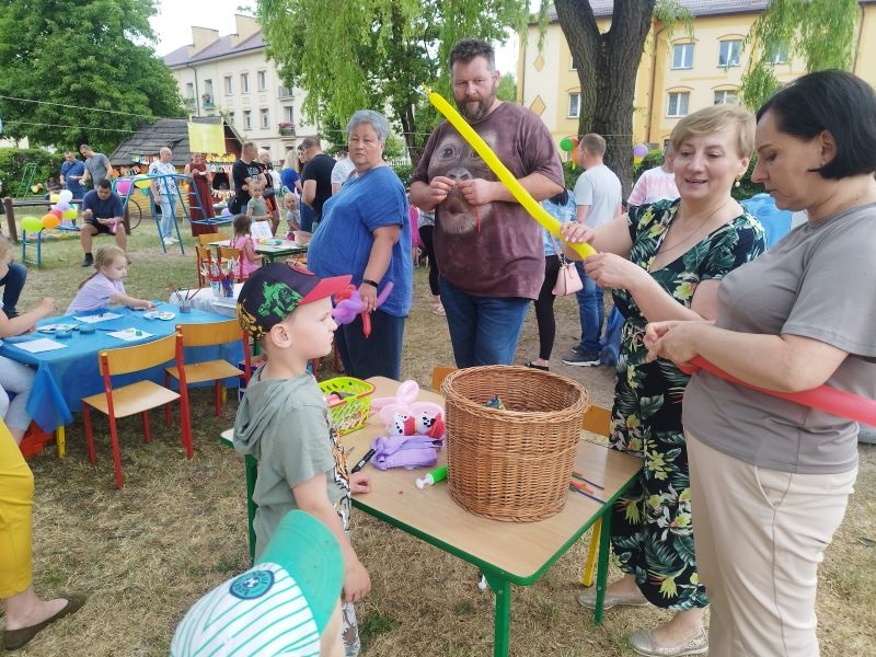 zabawy dzieci na placu przedszkolnym
