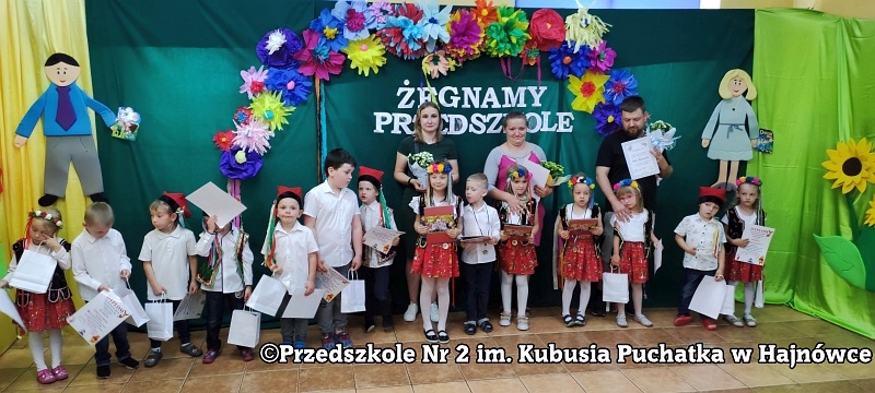 zdjęcie grupowe przedszkolaków trzymające w ręku dyplomy