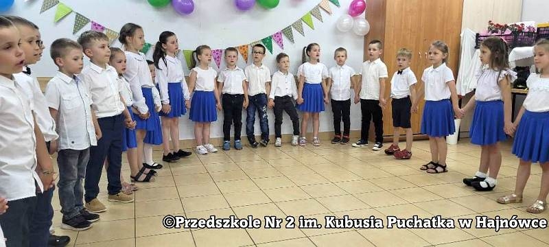 przedszkolaki ustawione w pół okręgu podczas występu