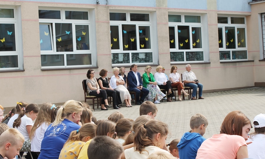 publiczność szkolna oglądająca występy
