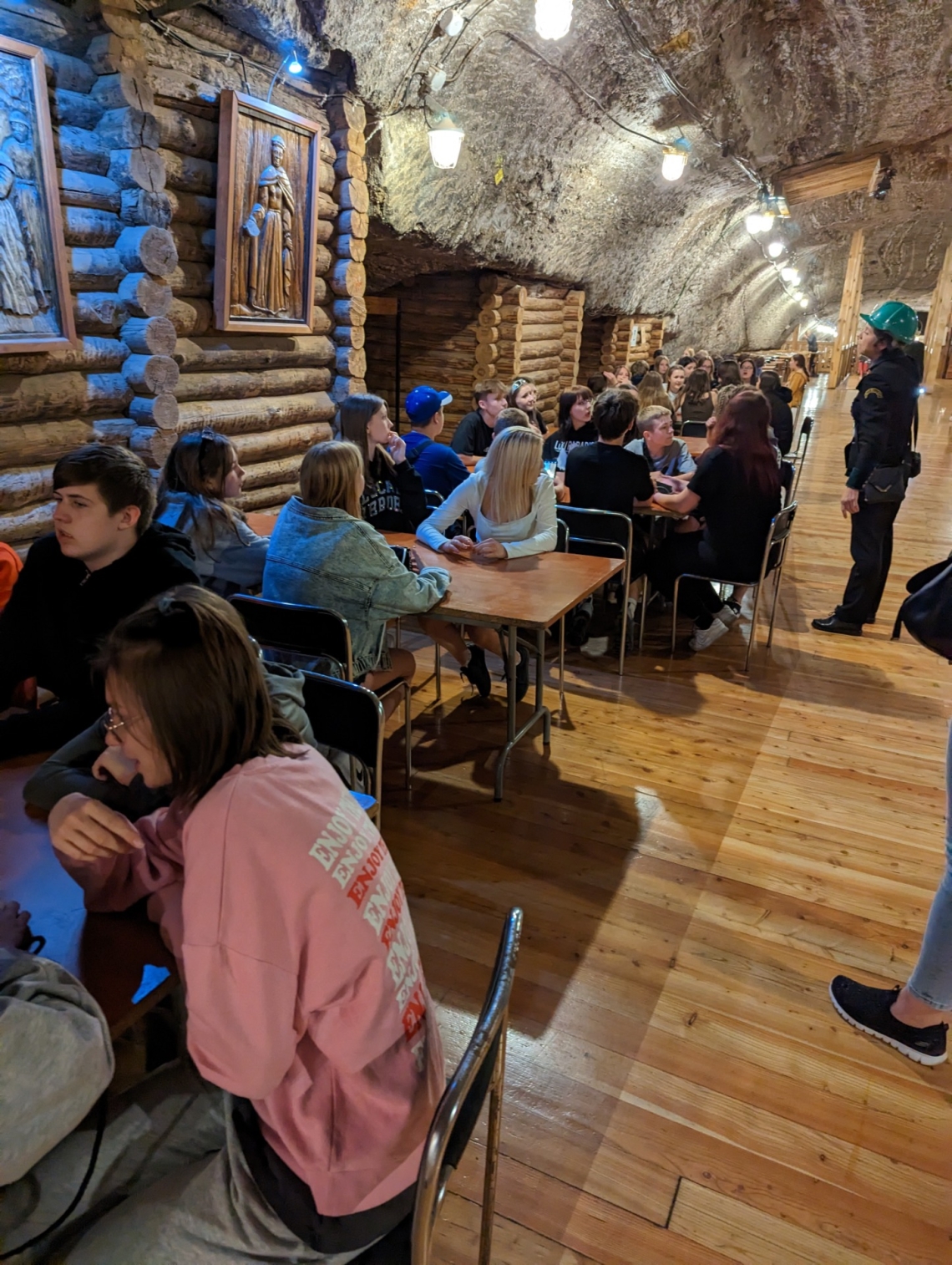 uczniowie podczas zwiedzania Wieliczki