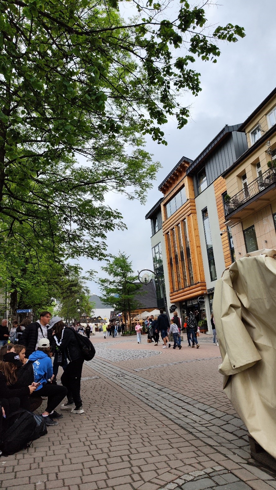 uczniowie zwiedzający miasto Zakopane