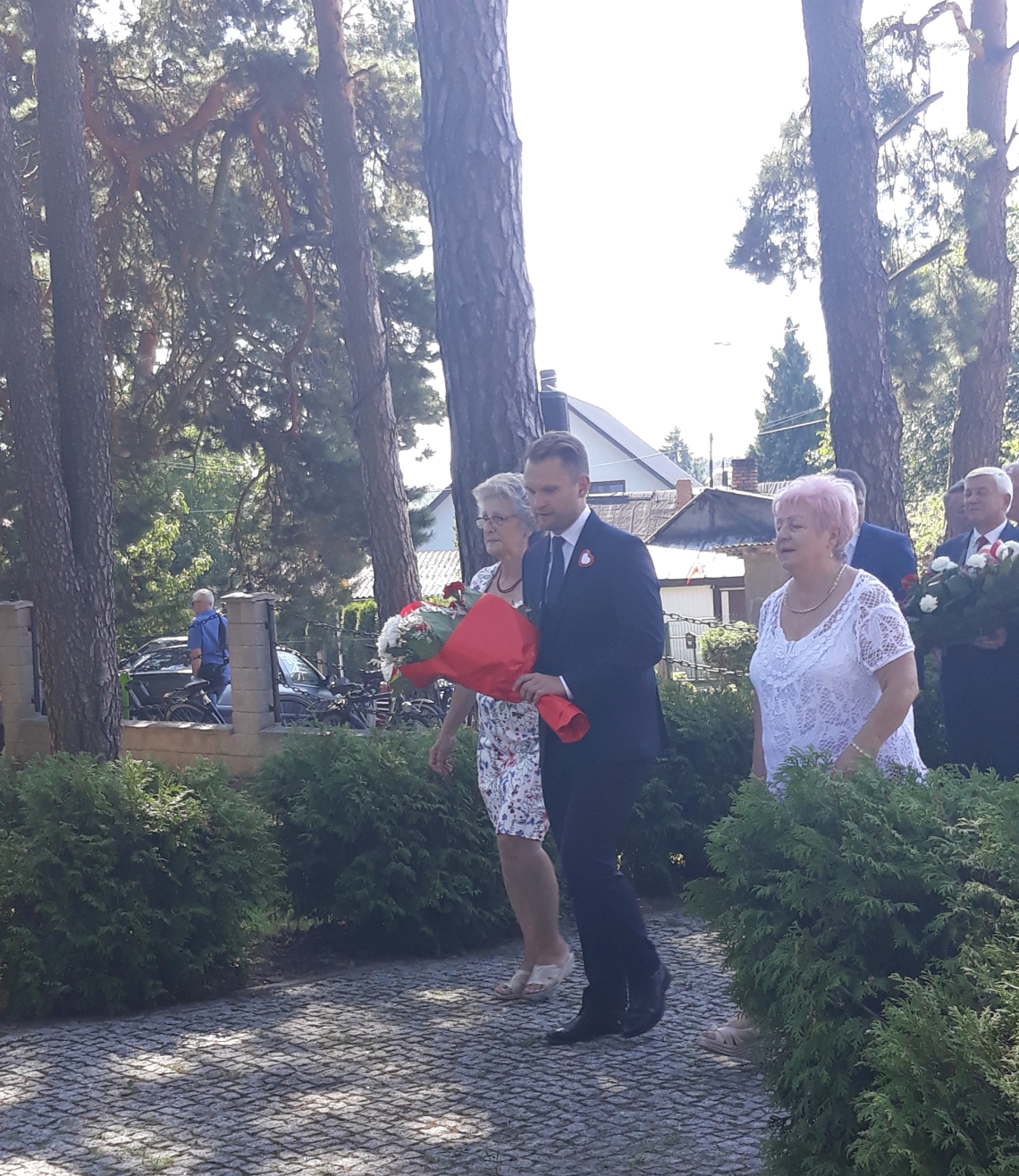 delegacja składająca kwiaty