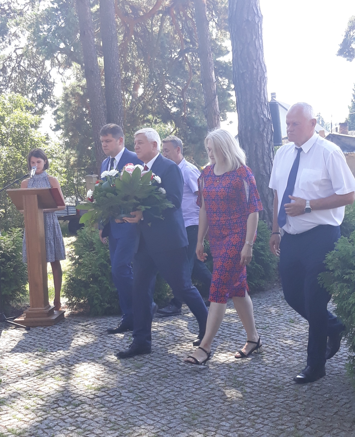 delegacja składająca kwiaty