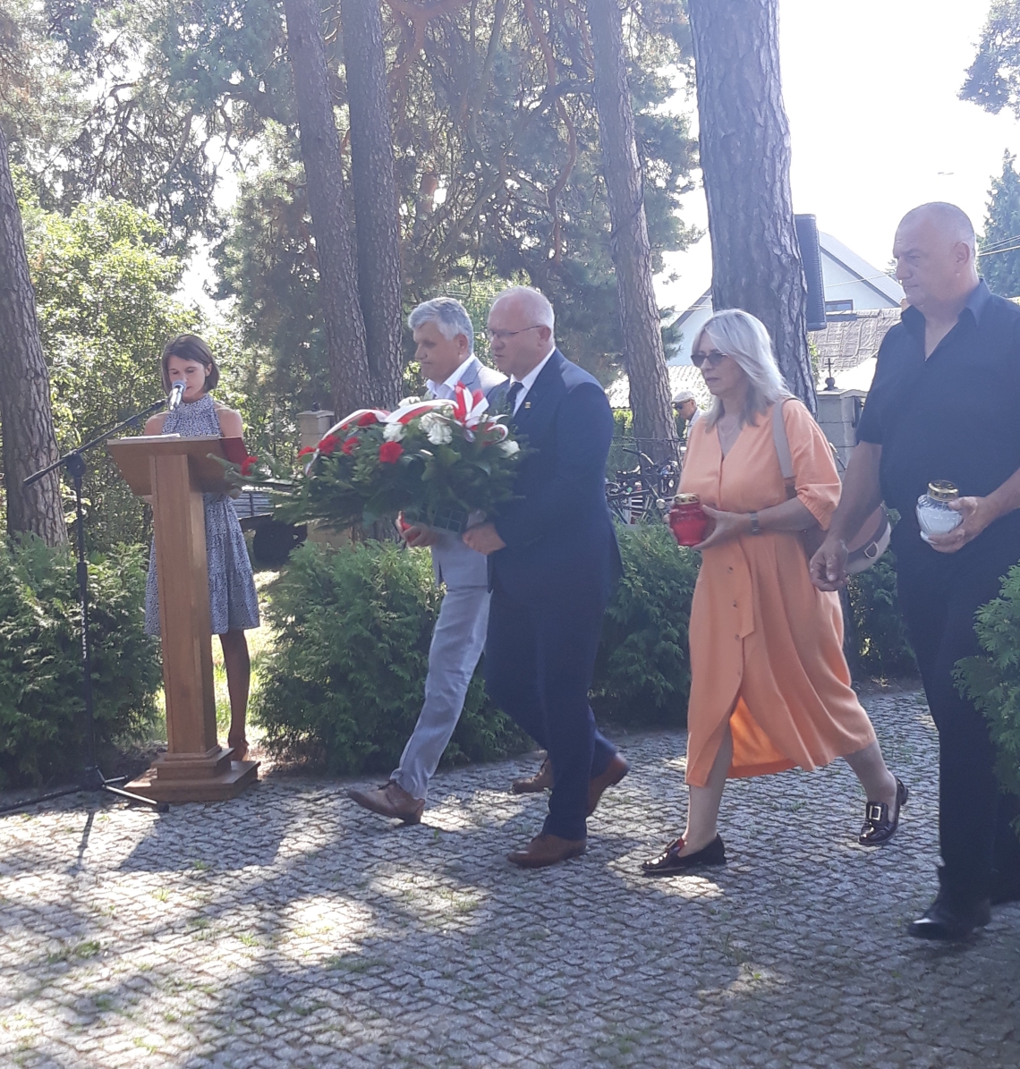 delegacja składająca kwiaty