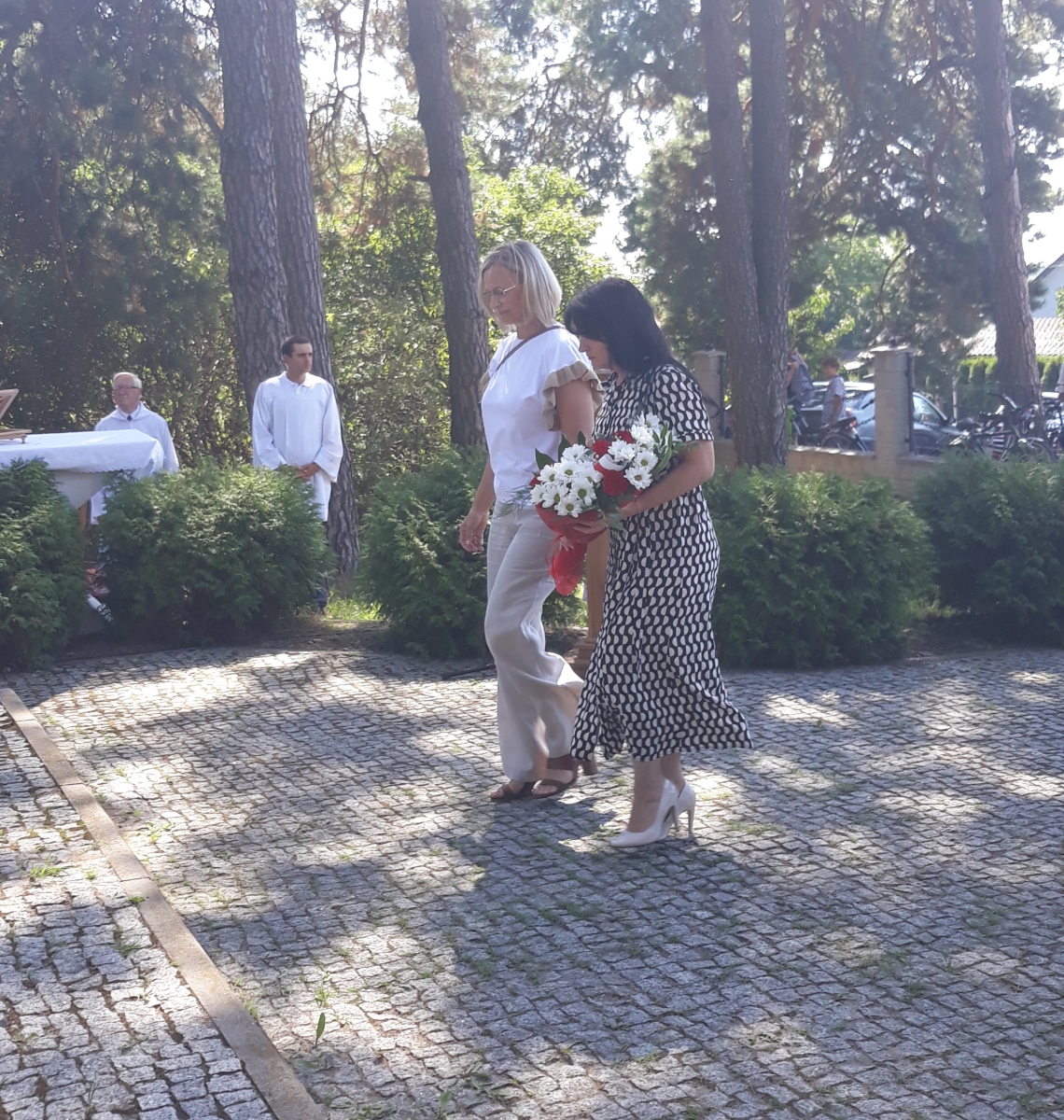 delegacja składająca kwiaty
