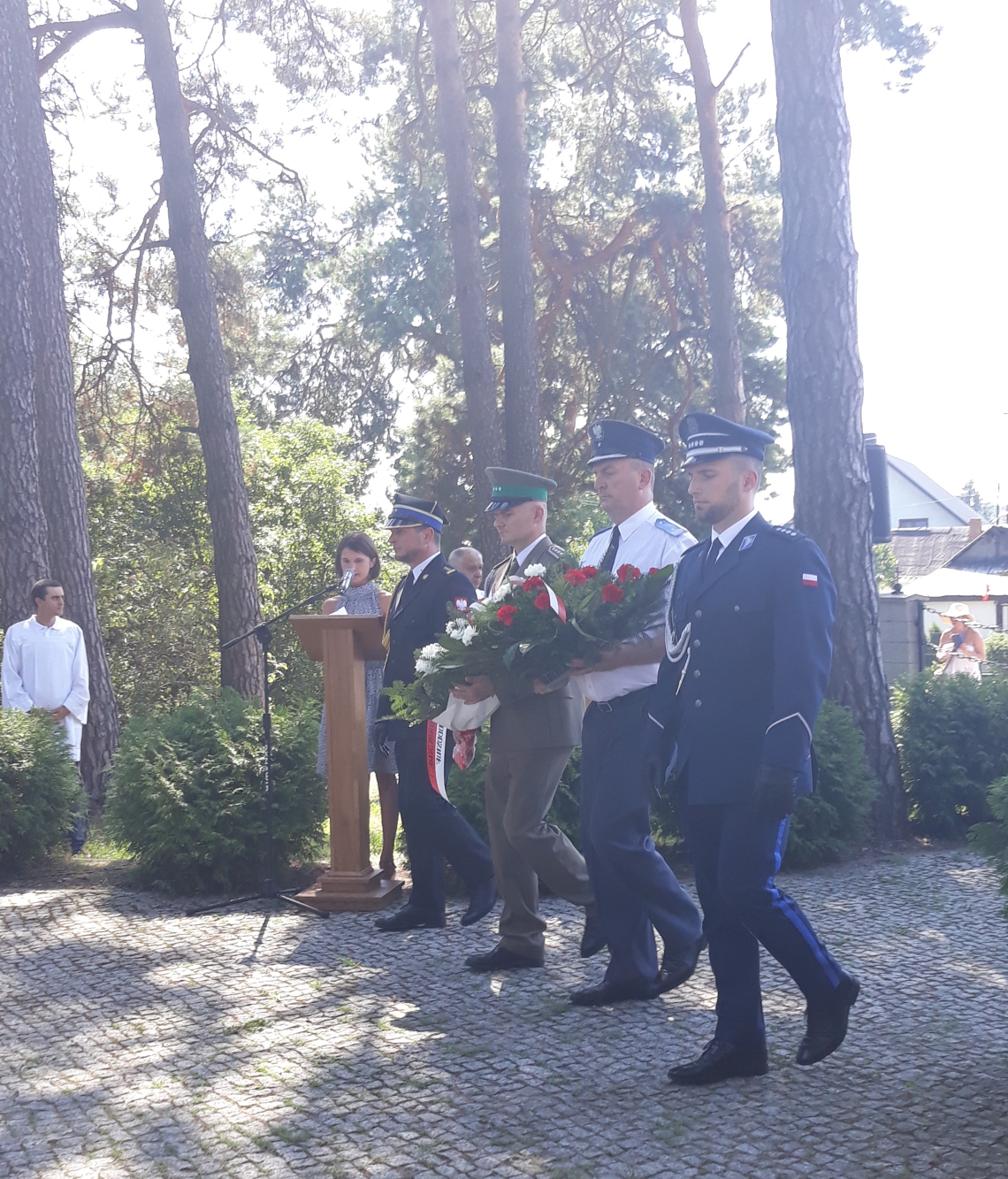 delegacja składająca kwiaty