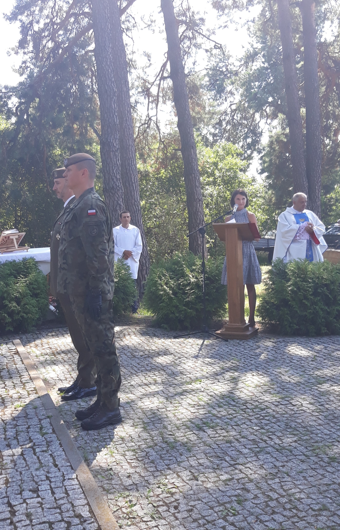 delegacja składająca kwiaty