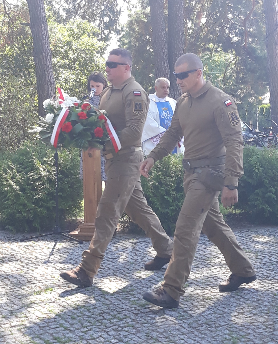 delegacja składająca kwiaty