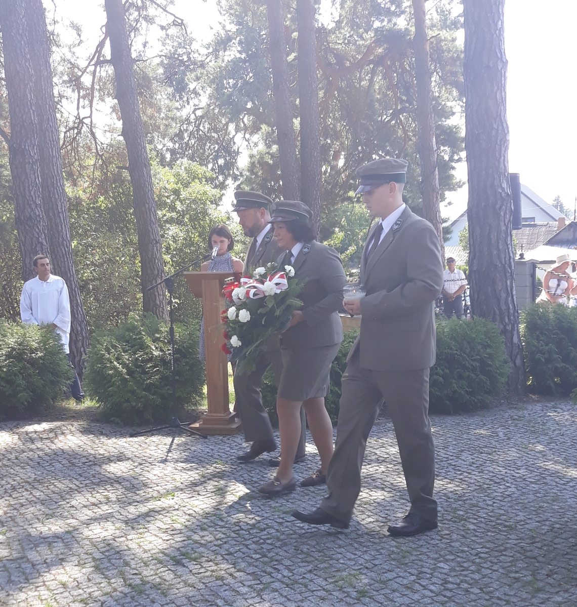 delegacja składająca kwiaty
