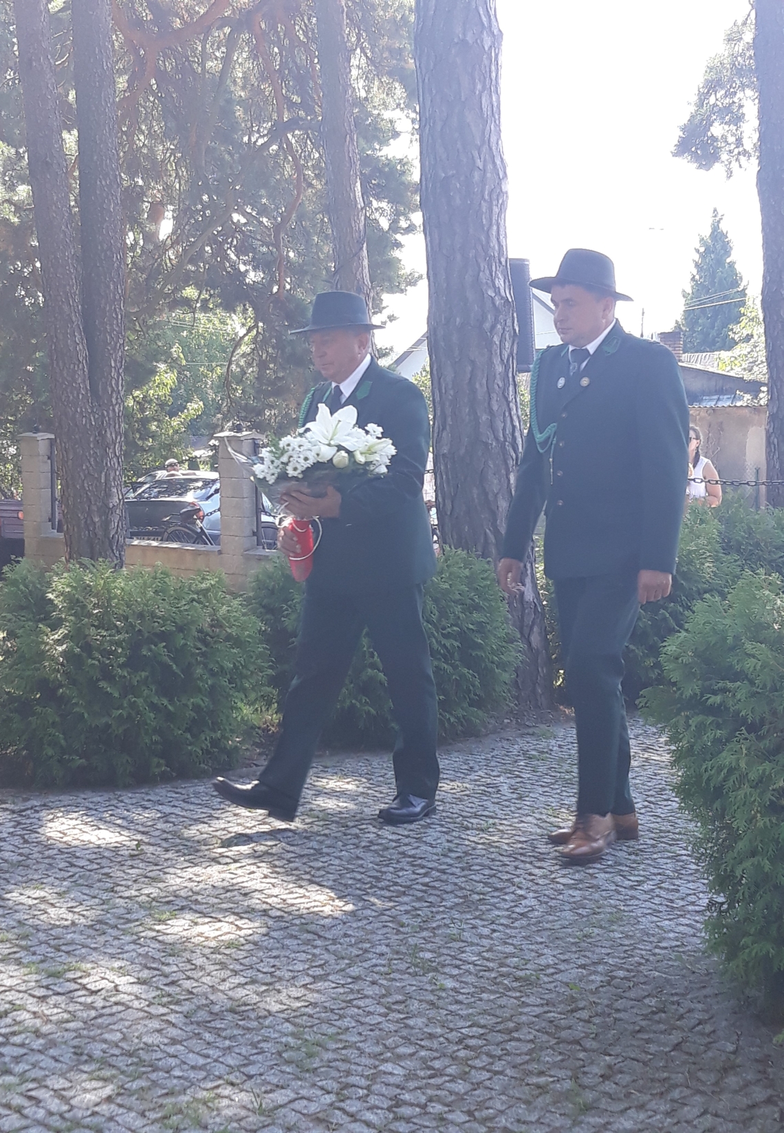 delegacja składająca kwiaty