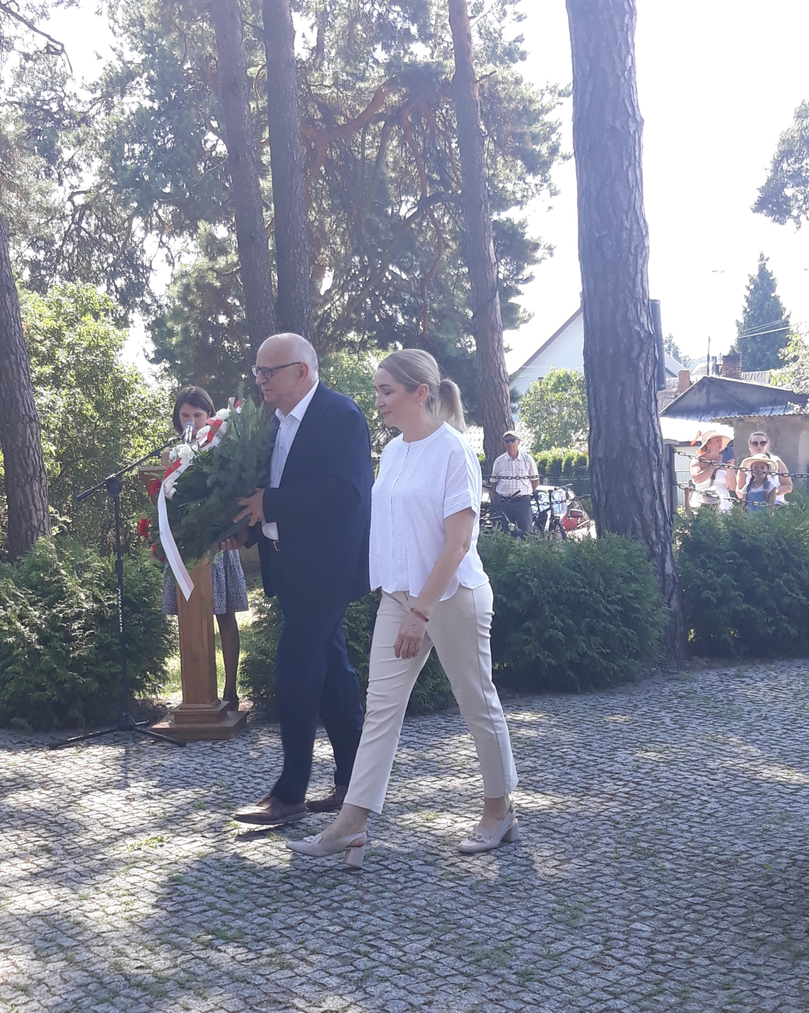 delegacja składająca kwiaty