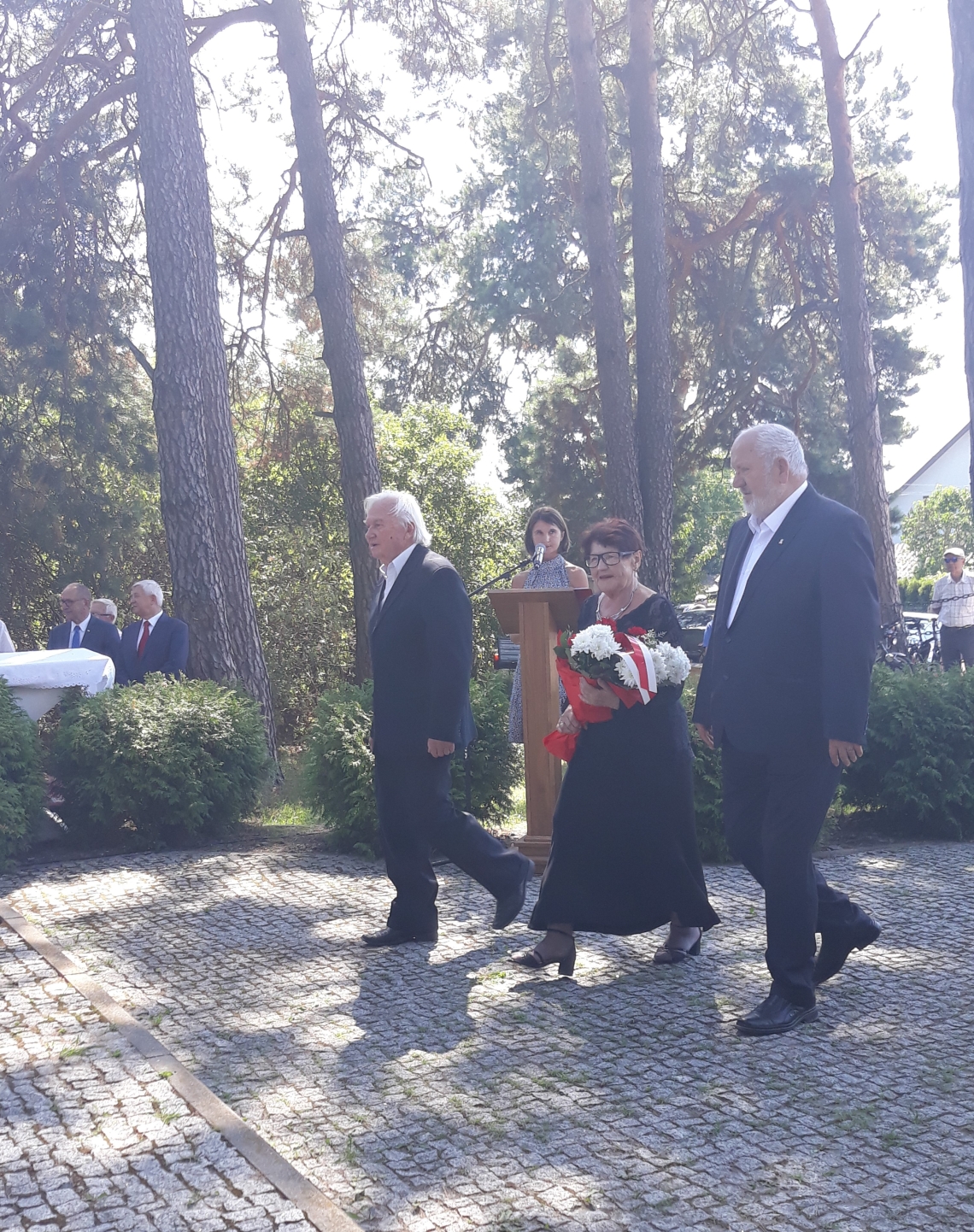 delegacja składająca kwiaty