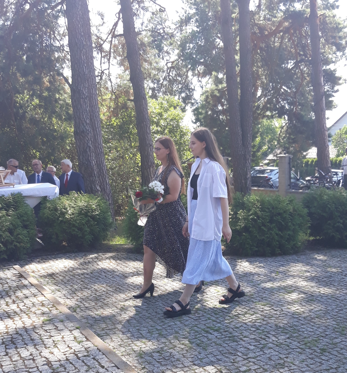 delegacja składająca kwiaty