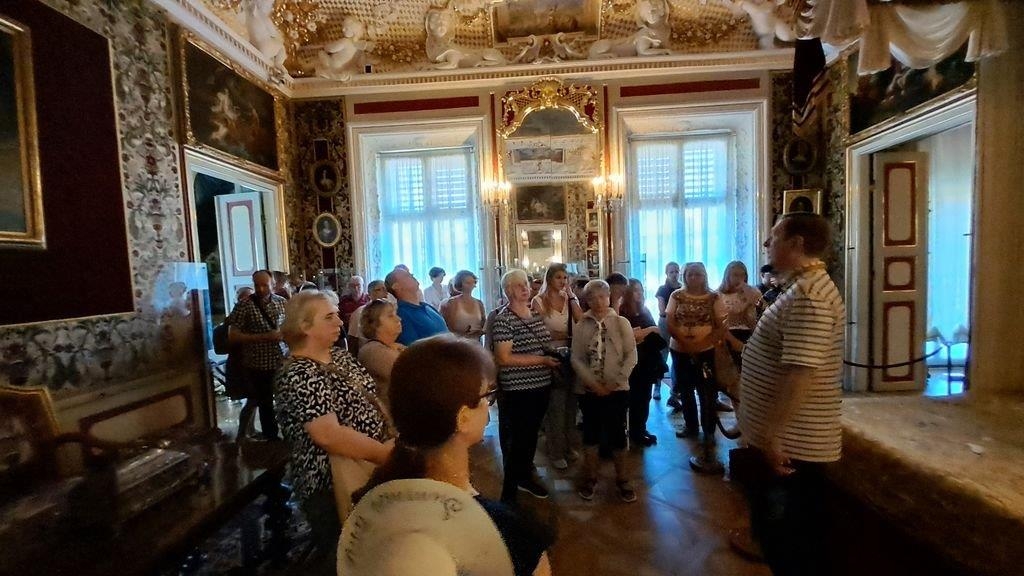 uczestnicy wycieczki podczas zwiedzania Pałacu w Wilanowie