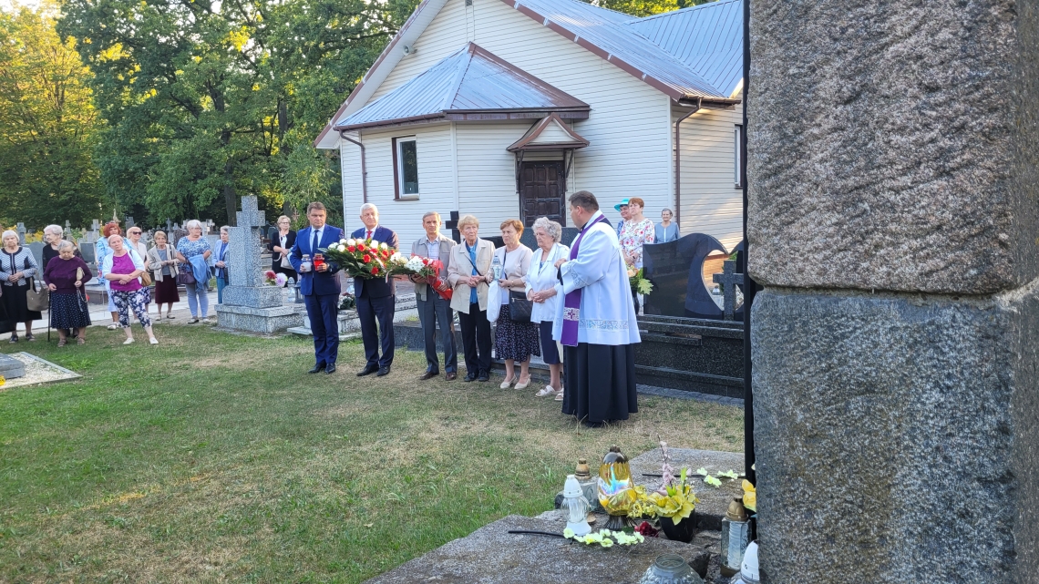 spotkanie przedstawicieli miasta, Związku Sybiraków i mieszkańców na cmentarzu