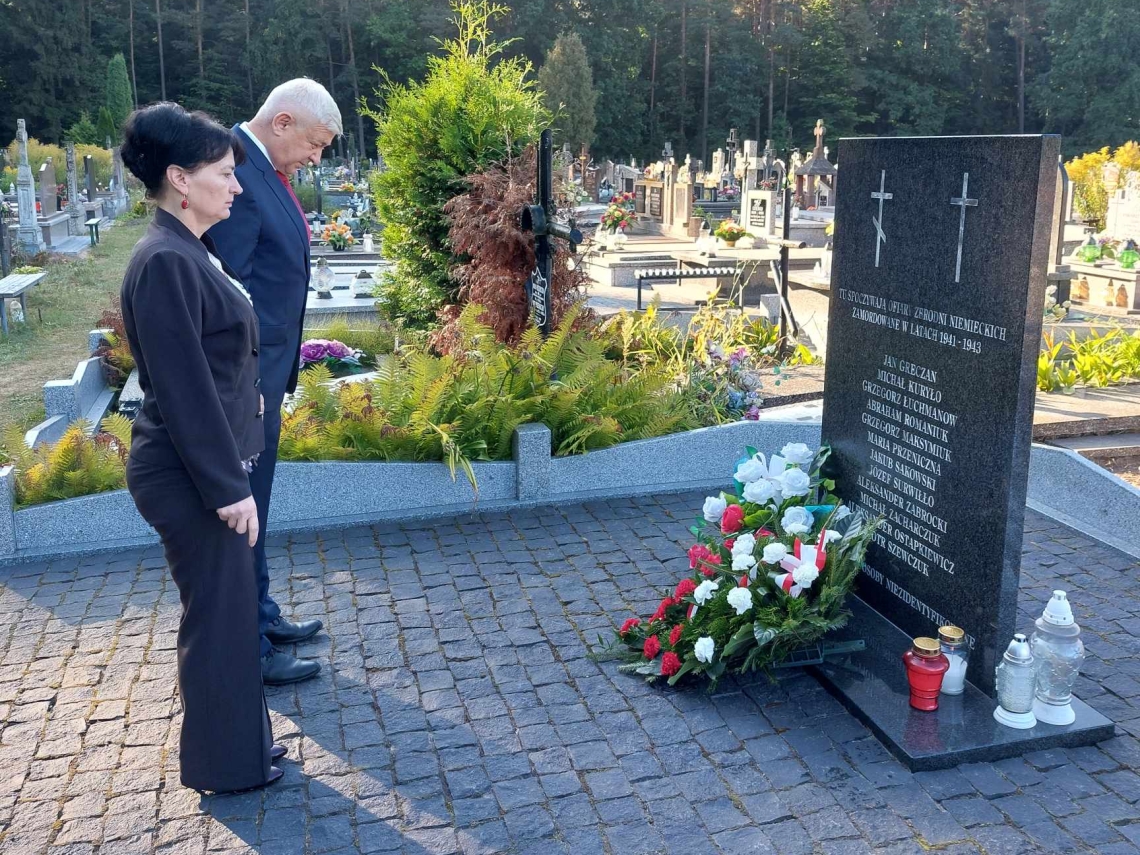 Burmistrz Miasta oraz Wójt Gminy podczas składania kwiatów pod pomnkiem ofiar zbrodni niemieckich na cmentarzu
