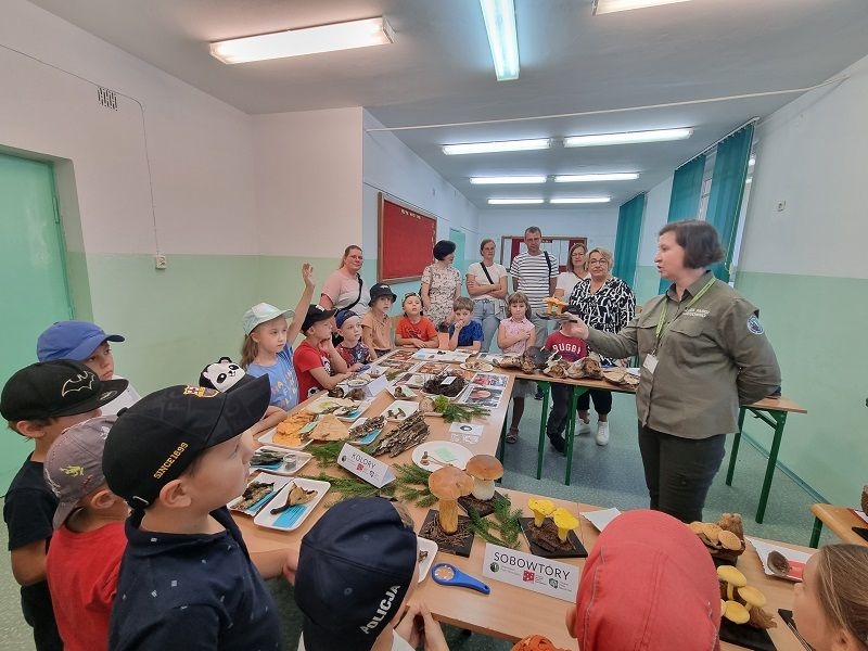 Wizyta dzieci i niemieckich gości na wystawie grzybów.