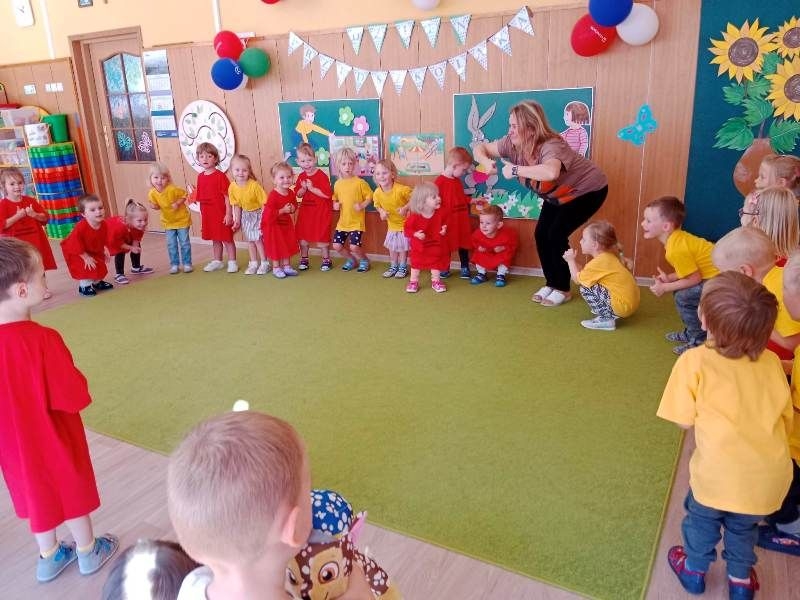Dzieci tańczą do piosenki „Krasnoludek” oraz tworzą koła malutkie i wielkie do zabawy „Baloniku”