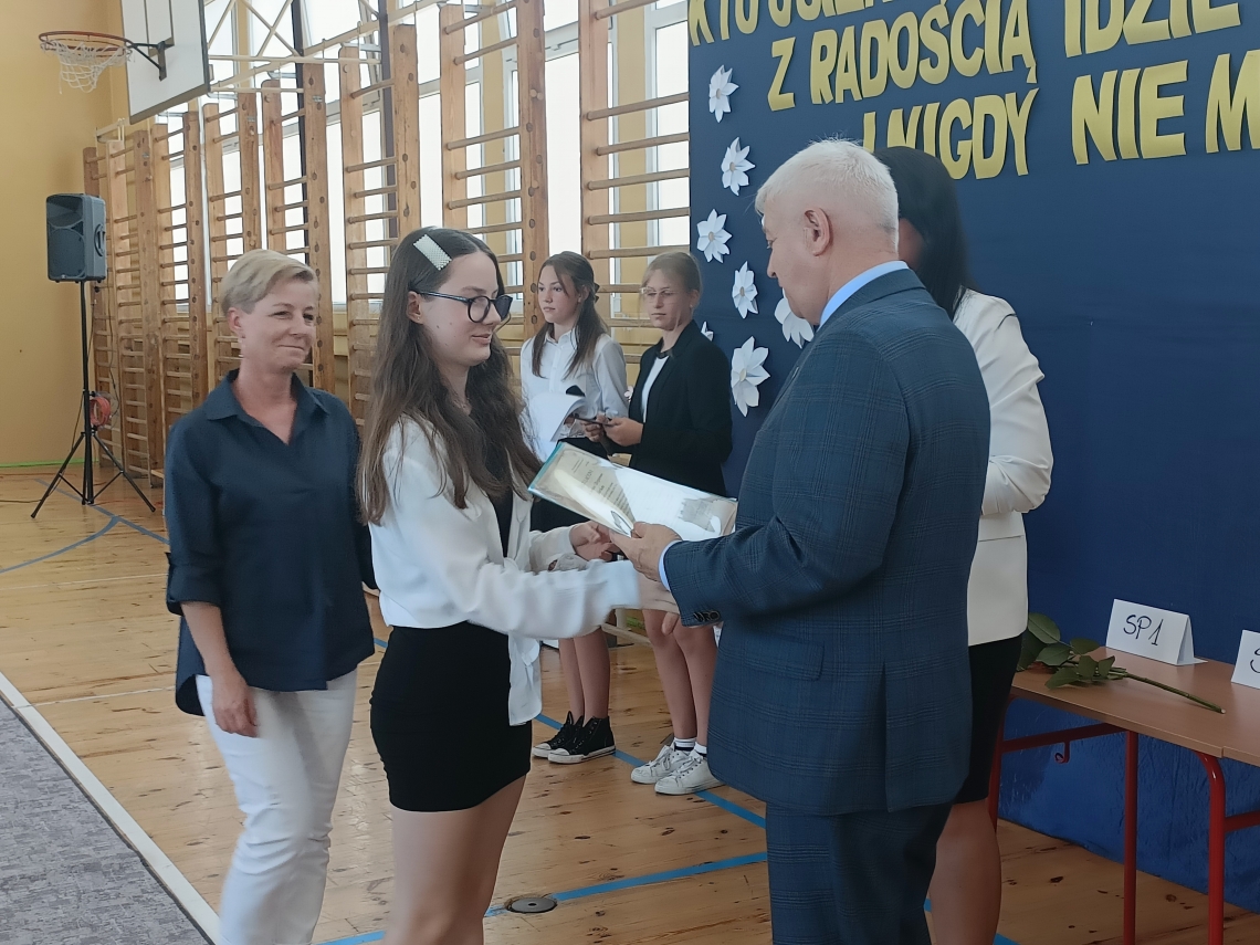 wręczenie stypendium i statuetki przez Burmistrza i dyrektora szkoły