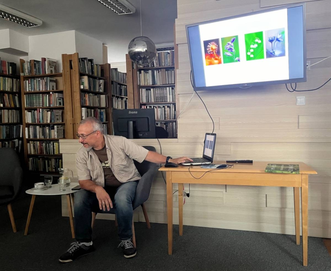 autor albumu podczas wypowiedzi