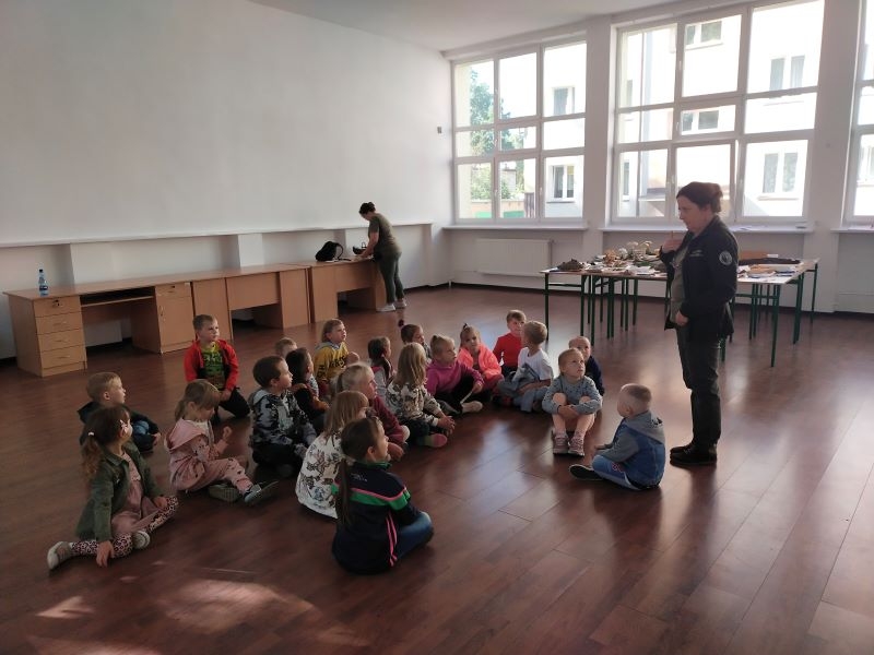 kobieta opowiada dzieciom o wystawie