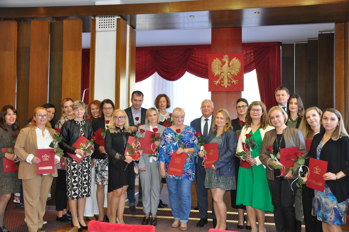 zdjęcie grupowe nagrodzonych nauczycieli wraz z burmistrzami