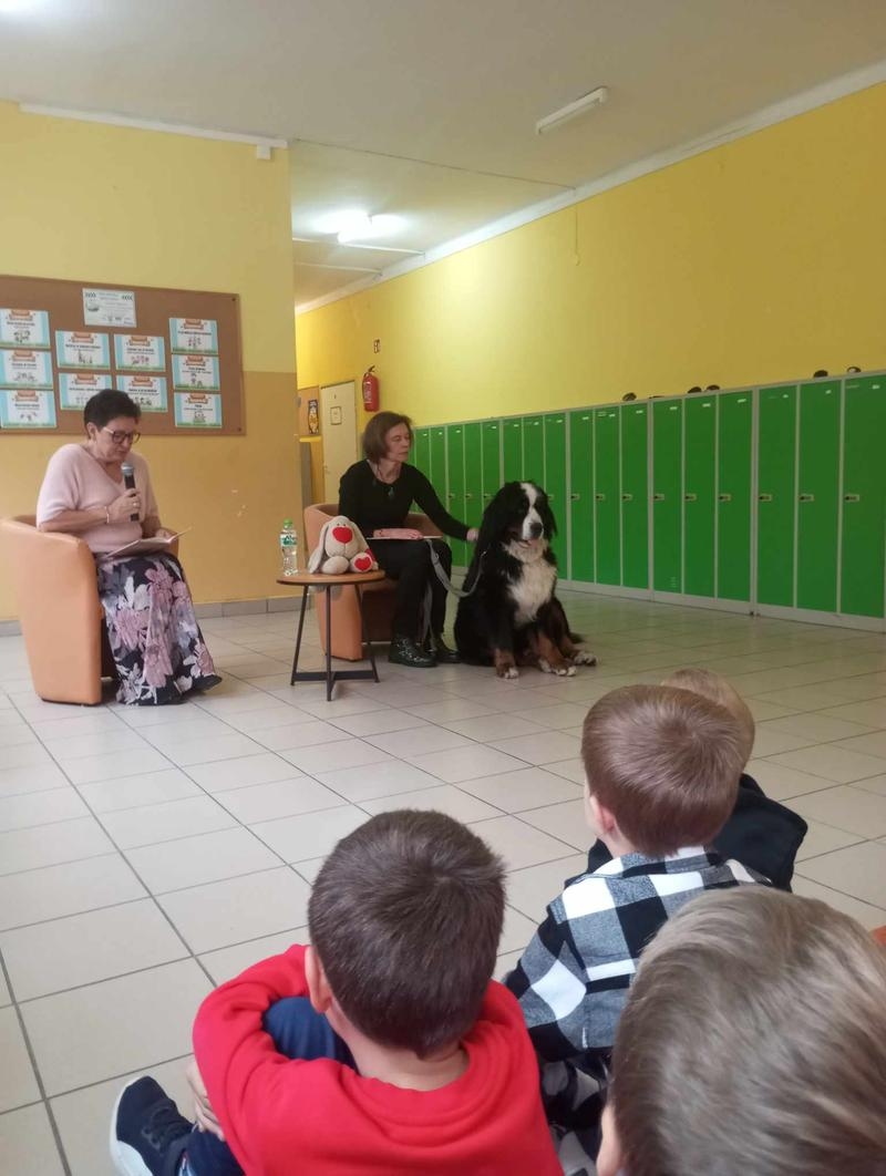 dzieci słuchaą książek czytanych przez kobiety
