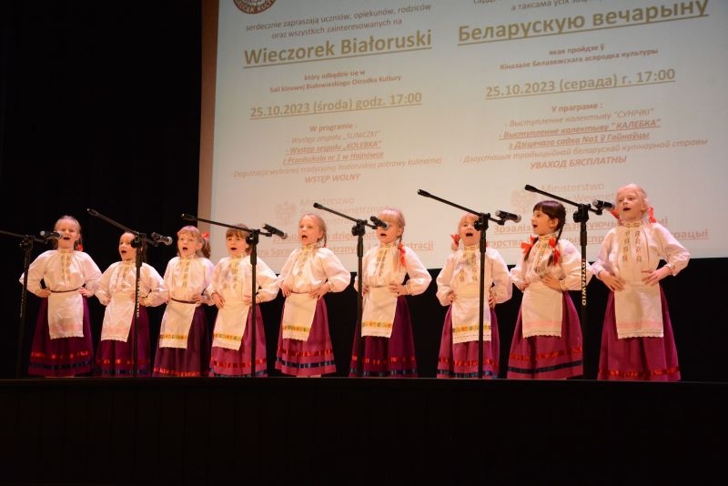 Dziewczynki z storach białoruskich stoją na scenie