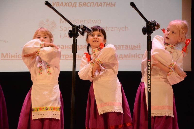Dziewczynki z storach białoruskich stoją na scenie