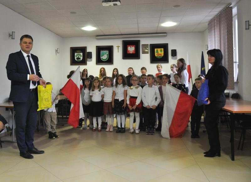 budmistrz i wójt wręczają dzieciom upominki