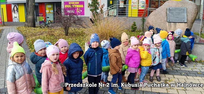 dzieci składające kwiaty i znicze na skwerku przy Pomniku im. plut. Bolesława Bierwiaczonka w centrum miasta.
