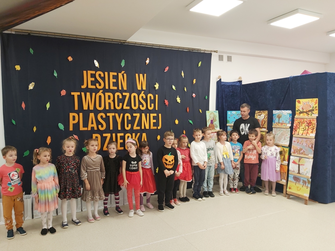 grupa dzieci przy wystawie