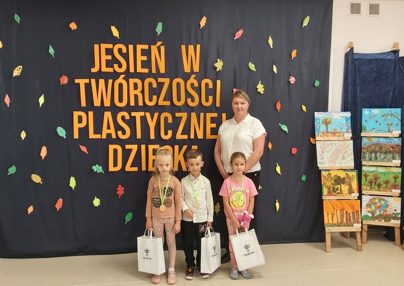 dzieci przy wystawie