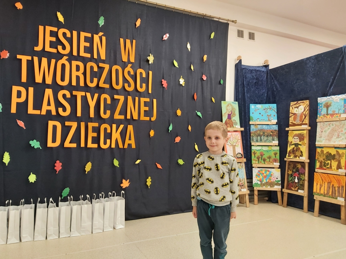 dziecko przy wystawie