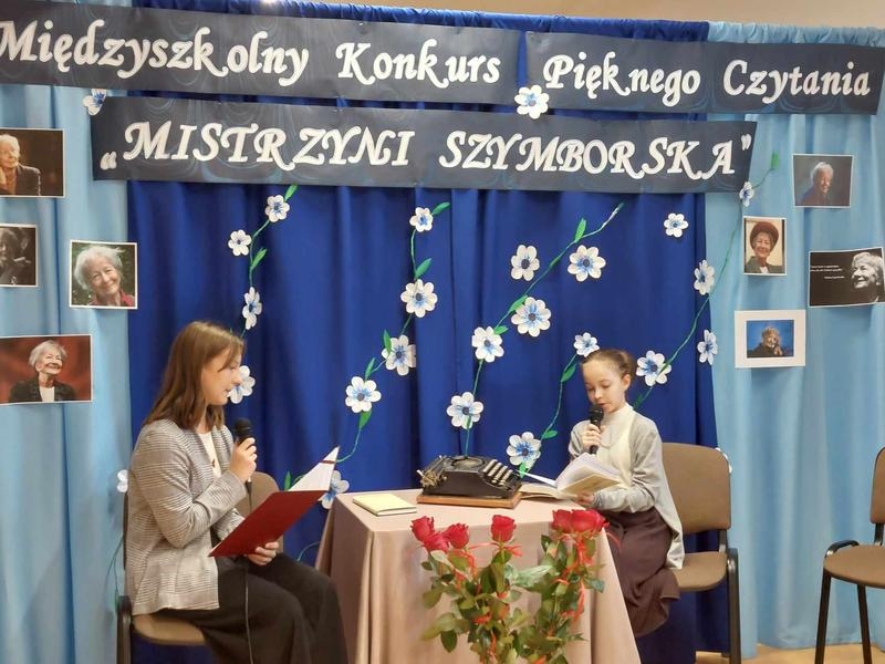dwie dziewczynki siedzą przy stoliku