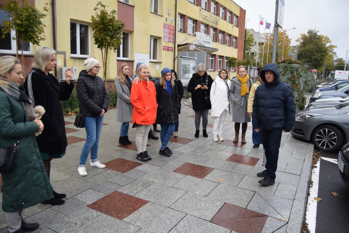 uczestnicy szkolenia podczas wizytyt w terenie przed budynkiem urzędu miasta