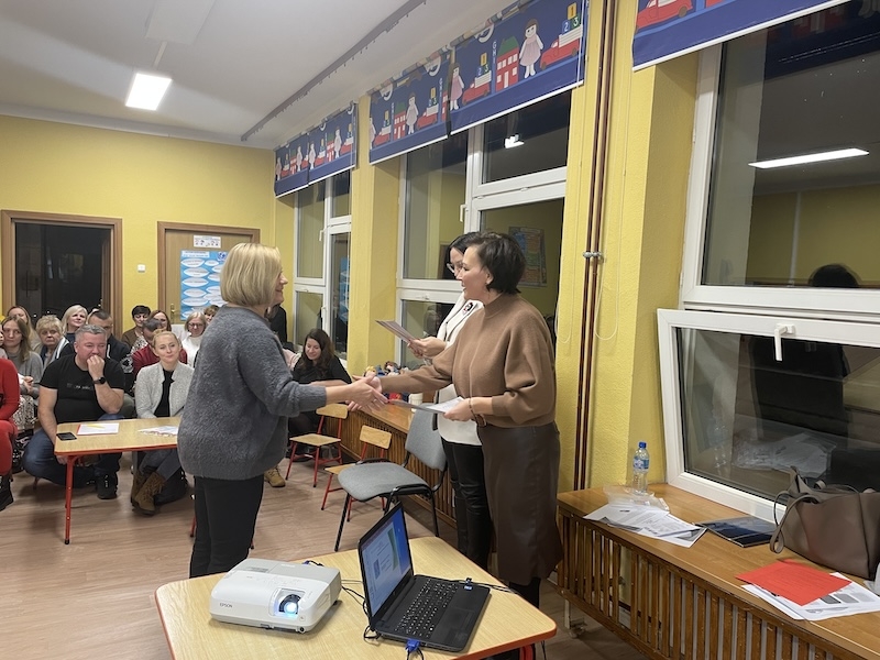 Rodzice, nauczyciele, opiekunowie dzieci, w trakcie mini warsztatów dotyczących umiejętności dzieci w wieku od 3 do 6 roku życia.