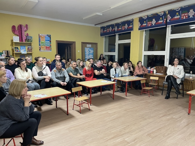 Aneta Stachera - terapeuta środowiskowa oraz pani Joanna Panasiuk - psycholog w trakcie omawiania poszczególnych zagadnień szkolenia.