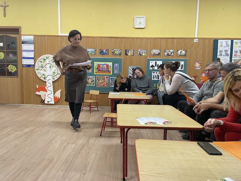 Rodzice, nauczyciele, opiekunowie dzieci, w trakcie mini warsztatów dotyczących umiejętności dzieci w wieku od 3 do 6 roku życia.
