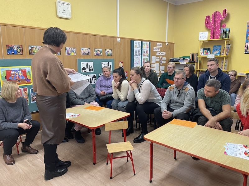 Rodzice, nauczyciele, opiekunowie dzieci, w trakcie mini warsztatów dotyczących umiejętności dzieci w wieku od 3 do 6 roku życia.